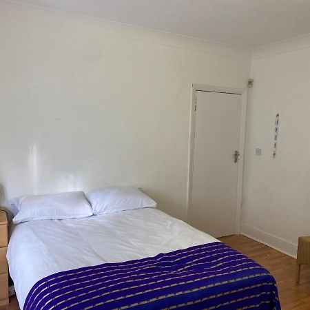 Sunrup Heathrow Apartamento Feltham Exterior foto