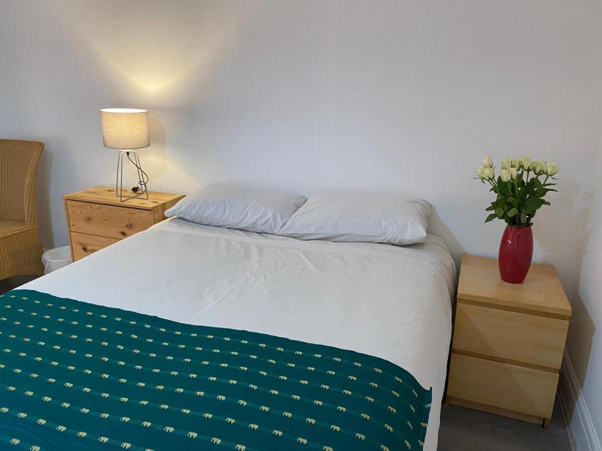 Sunrup Heathrow Apartamento Feltham Exterior foto