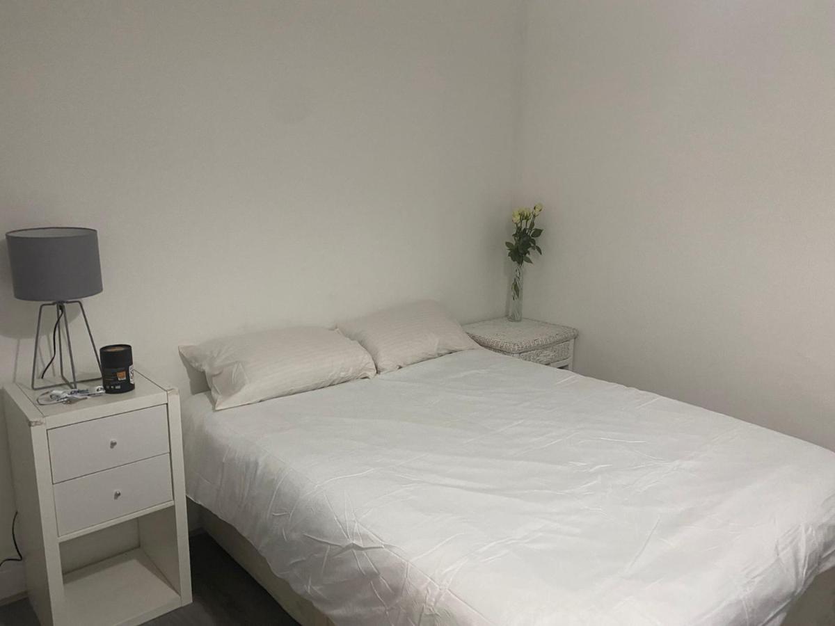 Sunrup Heathrow Apartamento Feltham Exterior foto