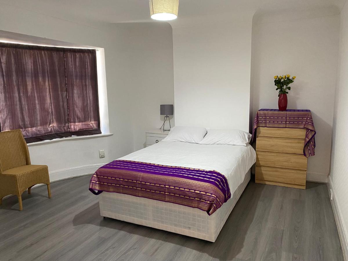 Sunrup Heathrow Apartamento Feltham Exterior foto