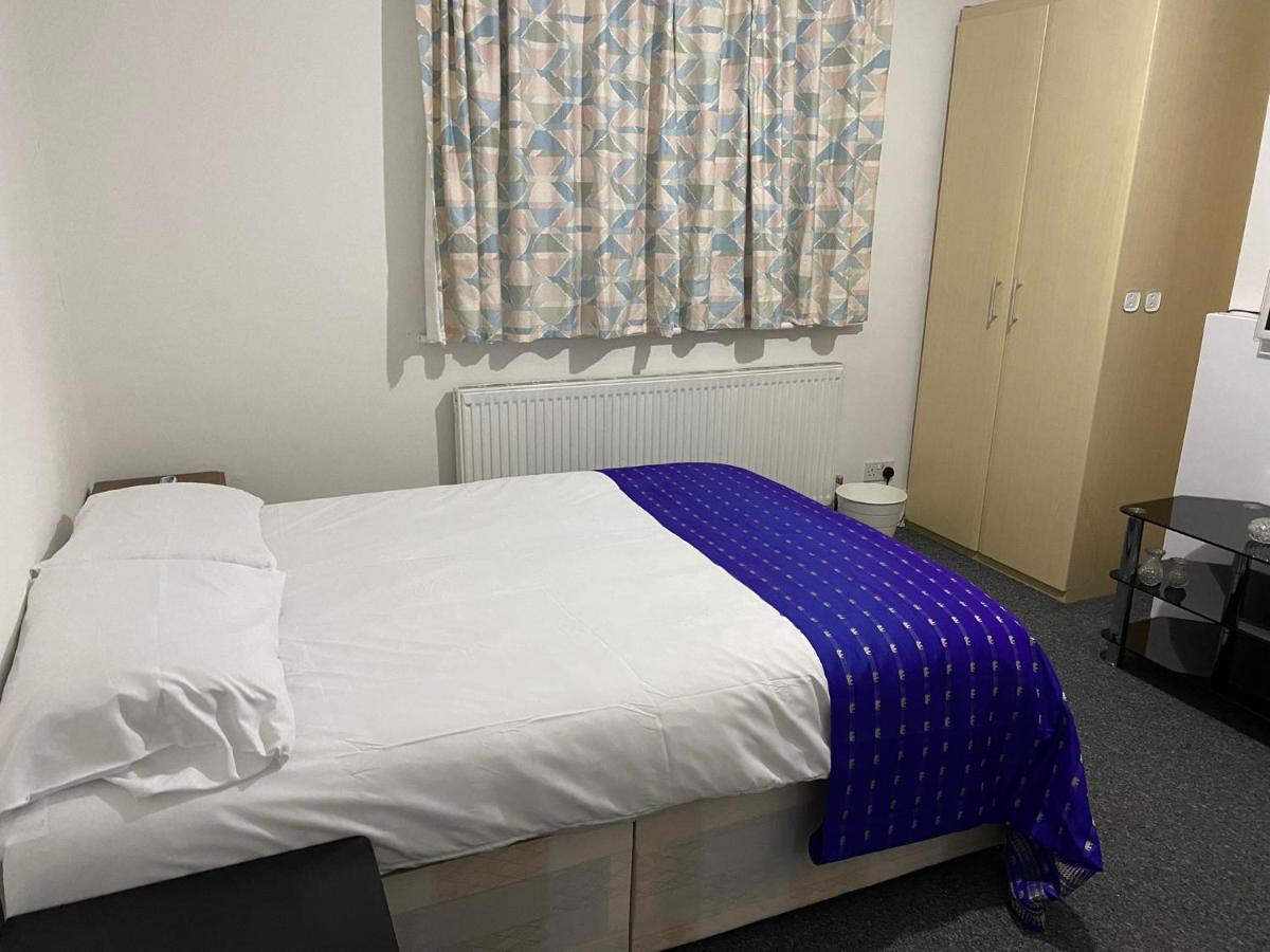 Sunrup Heathrow Apartamento Feltham Exterior foto